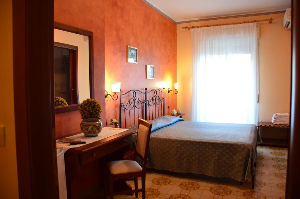 Costa Azzurra Hotell Giardini Naxos Exteriör bild