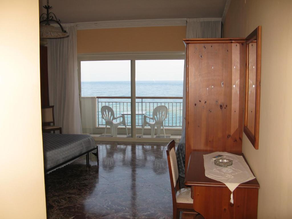 Costa Azzurra Hotell Giardini Naxos Exteriör bild